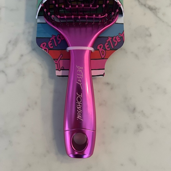 New Betsy Johnson Wet or Dry Hair Detangler Hair Brush - Picture 2 of 4